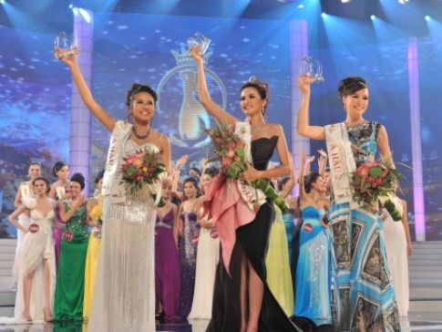 Diễm Hương đăng quang ngôi vị Hoa hậu thế giới người Việt năm 2010